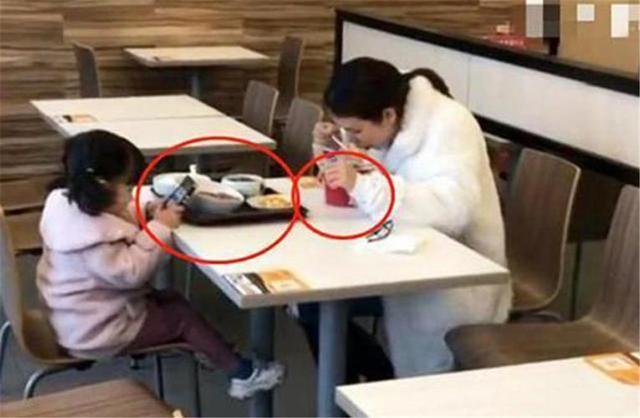 你的育儿经|母女俩餐厅吃饭被偷拍，这顿“有毒”的饭，容易培养出“白眼狼”