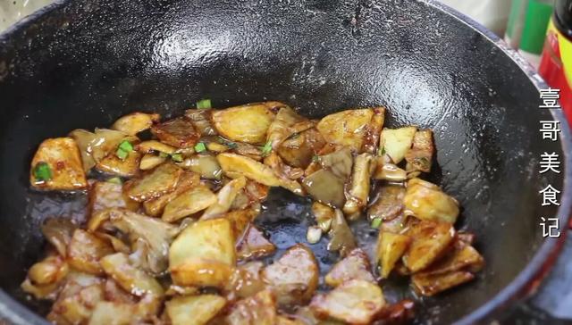 平菇加土豆一起做，真是太解馋了，天天吃都不腻，比红烧肉还香