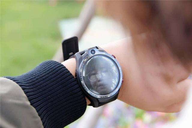 支持语音通话，能安装APP，双向拍照，Jeep智能运动手表