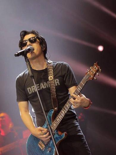 9号放映厅■53岁郑钧再次登台:老去的只是肉体,摇滚永远不老!