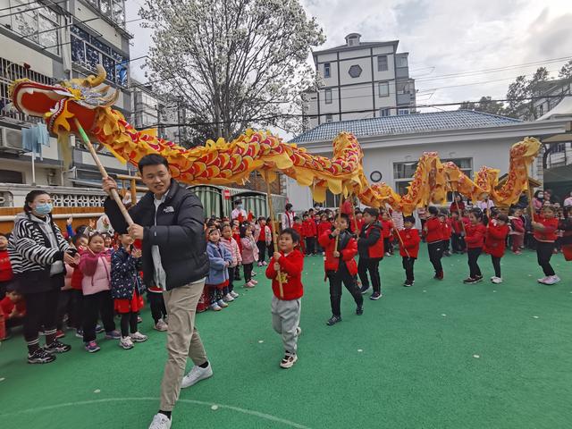 传统|太欢乐了！松江这群萌娃在校内逛起了元宵“庙会”