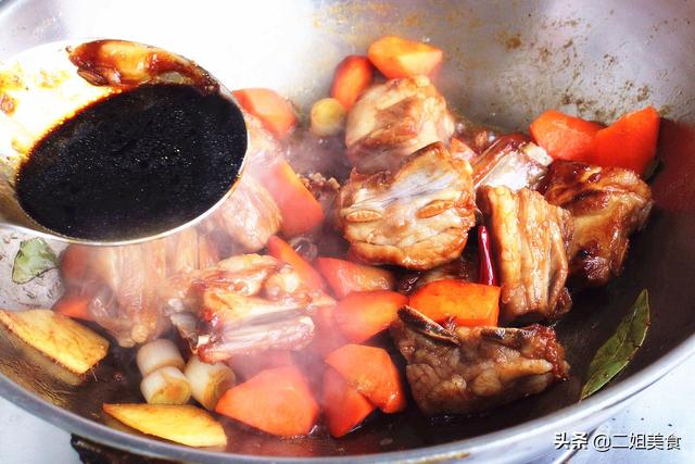 做红焖羊排，牢记别直接下锅，多做两步，红焖羊排鲜嫩还入味