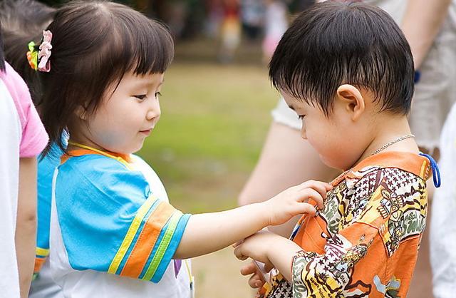 「超级宝妈」孩子内向不可怕,怕的是养成“回避型人格”,这些表现爸妈要注意