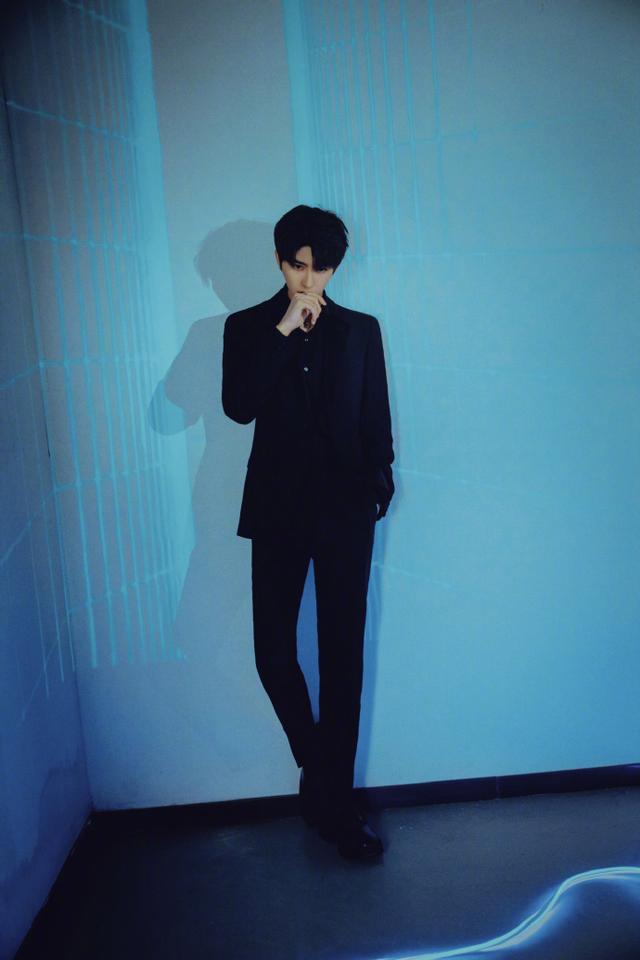 蔡徐坤身着黑色西装 帅气十足|环球网