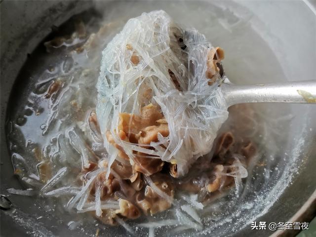 羊肉片别只会涮着吃，和这个食材是绝配，做成汤，营养味美又下饭