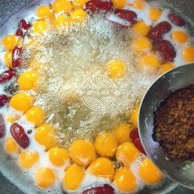 天气凉别再吃冷饮了，试试这道甜品吧！超级好吃又补气血哦