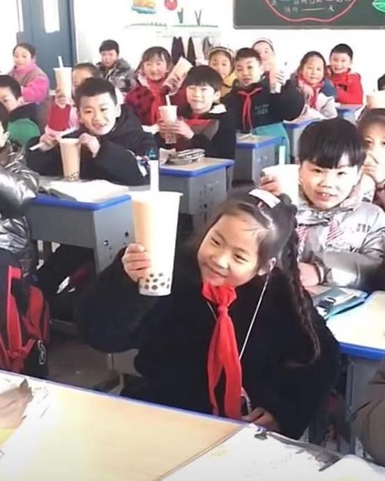 零下10度，家长好心给孩子所在班级送奶茶，却遭人“嫌弃”