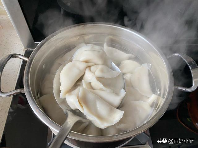 白菜包饺子要不要焯水？传统老做法告诉你这样做，鲜嫩多汁营养高
