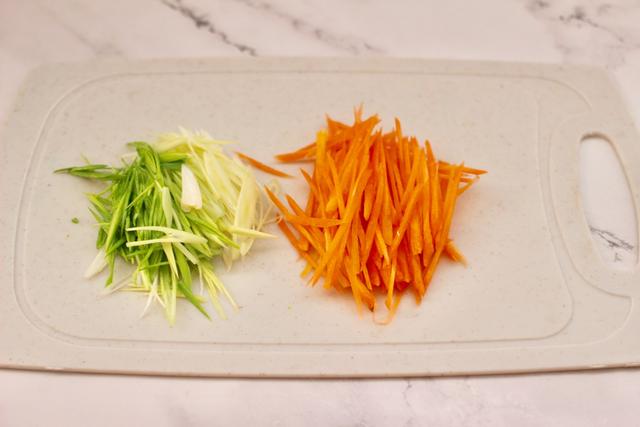 干豆腐的这做法绝了，和紫甘蓝一起做，吃着比肉香，一上桌就吃光