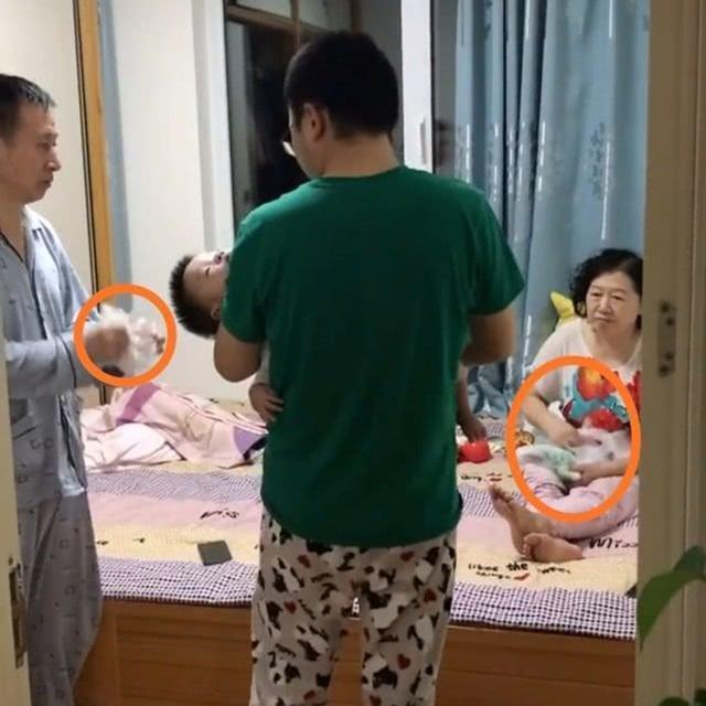 [你的育儿经]全家总动员哄娃入睡，引发网友异议：多数的毛病都这么被惯出来的