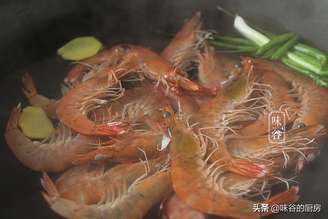 水煮虾时，冷水还是热水下锅？总有人弄错，难怪虾肉发柴不鲜嫩
