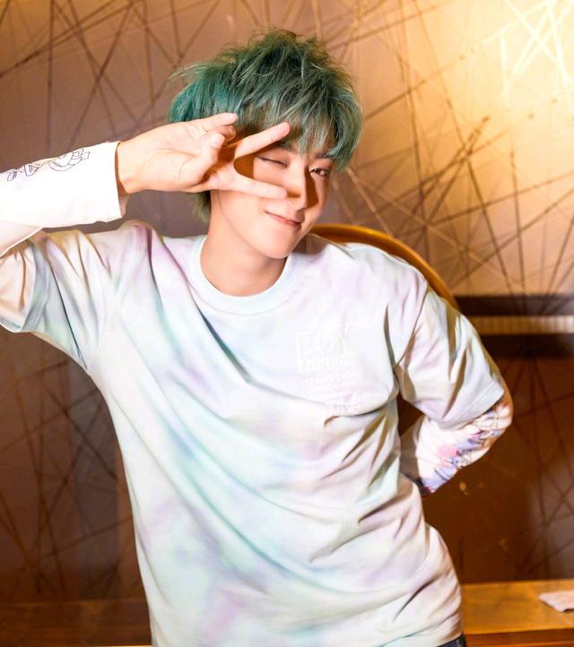 苞米地蒙面侠|蔡徐坤能走红不是没有道理的，还在染绿发的黄子韬真应该学学