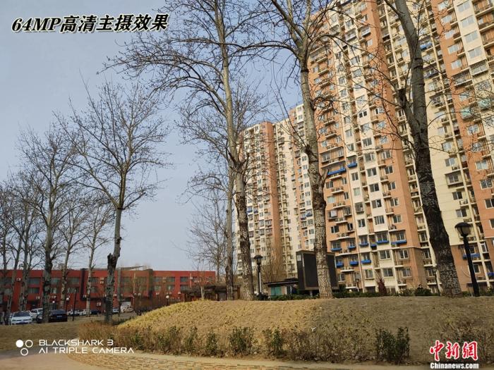 【中国新闻网客户端】5G上装硬核升级释放旗舰性能 腾讯黑鲨游戏手机3评测
