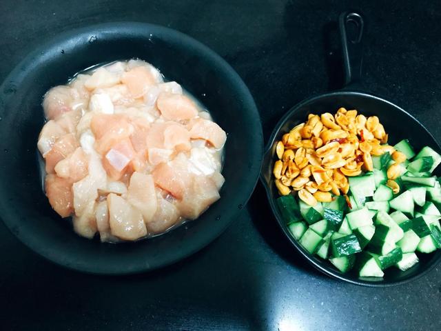 家常版的宫保鸡丁，做法简单，香辣开胃，看着就很有食欲