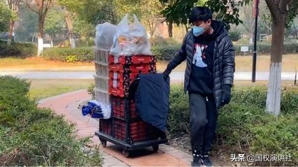 记忆的窗▲武汉快递小哥每天义务送菜，他说我一个人跑，2000户居民就安全了
