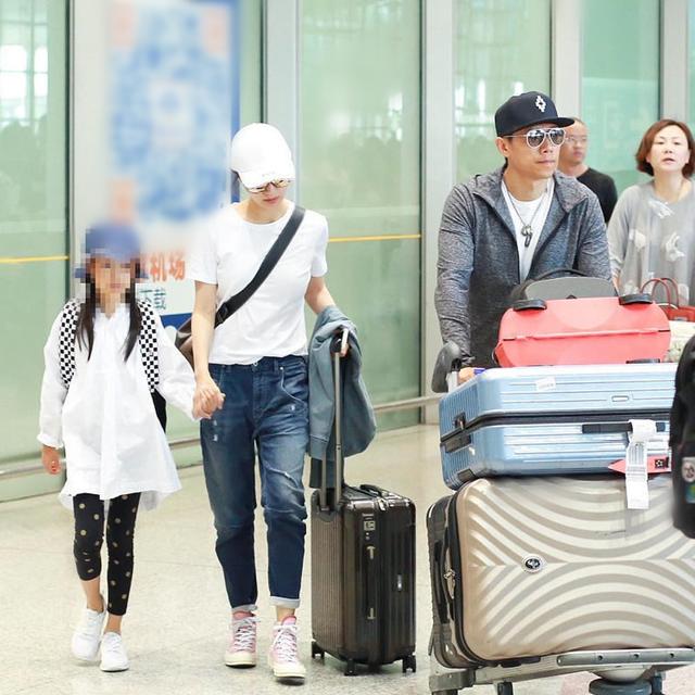 带货女王袁泉一家三口真接地气!走机场3人同穿基础款,但气质依旧高级