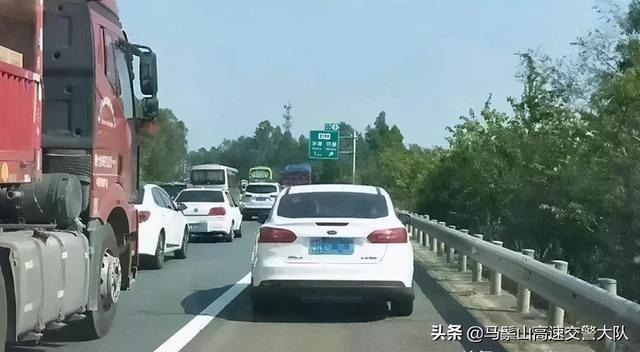 高速上爆胎可以靠边更换备胎吗？还是要交拖车？