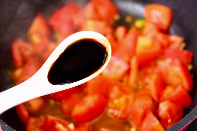 分分钟就能做好的营养早餐，热乎乎香喷喷，茄汁酸汤鸡蛋面，真香