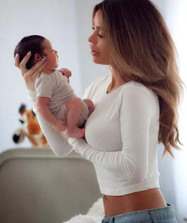 超级宝妈▲8个月的孕肚仍有8块腹肌，最瘦辣妈被网友指责：只顾自己不顾娃