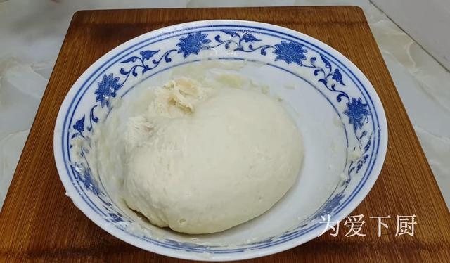 在家面粉别炸油条了，开水一烫，比蛋糕烧饼还香，真的非常美味