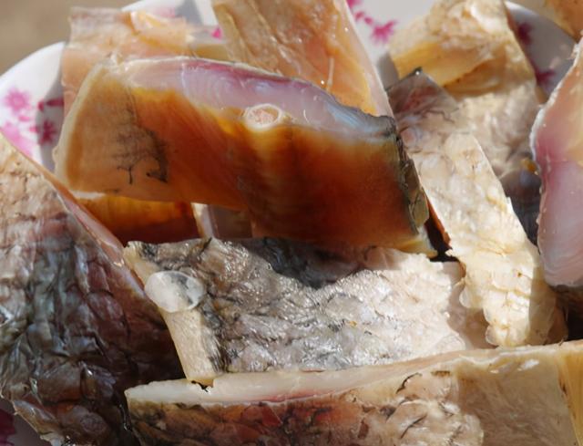 腌咸鱼时，别直接抹盐腌，多加1个步骤，咸鱼咸香入味，更易储存