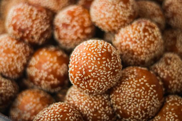 炸麻团为啥鼓不起来？教你2个小技巧，酥脆软糯，个个空心不塌陷