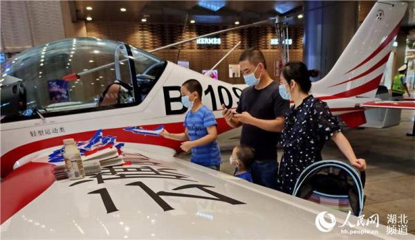 光明网多架直升飞机现身武汉商圈引市民驻足观赏