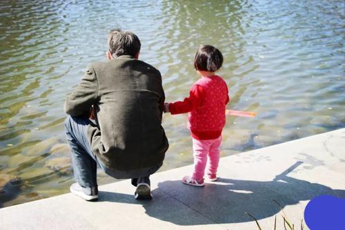 超级宝妈■孙女出生刚抱回家，爷爷笑眯眯地盯着看了一个小时，妈妈不忍打扰