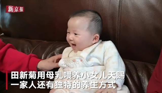 超级宝妈：67岁高龄产妇现状，坚持母乳喂养孩子聪明，夫妻重视养生家人和睦