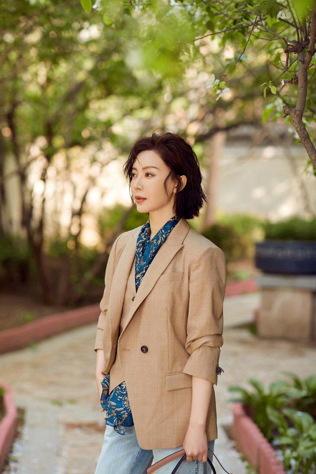 时尚探究社陈数是“知性女人代言”西服夹克搭配牛仔裤干练潇洒，高级精致