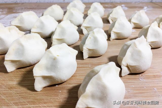 元旦后年关将至，教你调万能猪肉馅，多加“4味料”，加啥菜都香