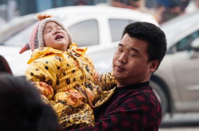 你的育儿经|家庭的幸福指数有多高?从出门谁抱娃就能看出来,一看一个准