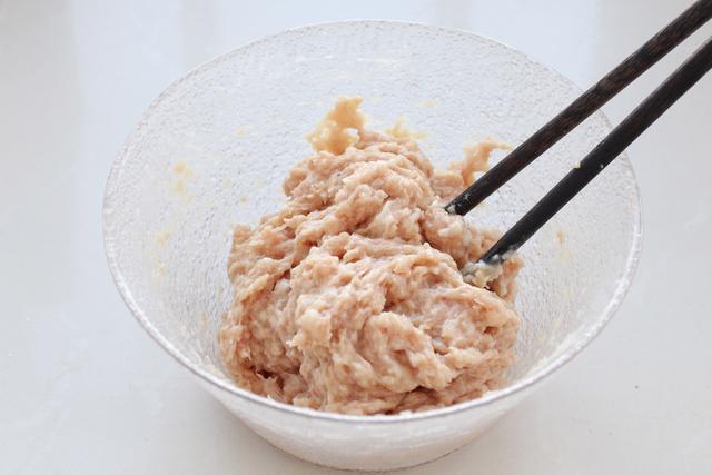 肉丸子不用油炸，蒸一蒸就上桌，香嫩好吃营养不流失，老少皆宜