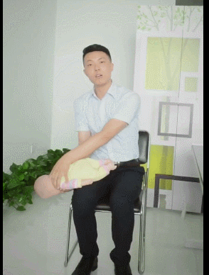 高中生吃饭时，突然触电般“噌”地蹿起！这1分16秒看傻所有人