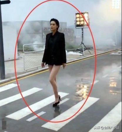 张馨予露天拍广告,路人镜头下,声称:“这腿谁扛得住”|9号放映厅