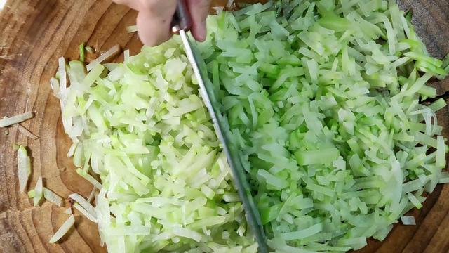 香炸素萝卜丸子这样才最酥脆好吃，不加水不回软，外焦里嫩不油腻