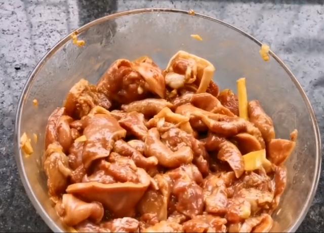 猪舌怎么做好吃？试试这种广式做法，香脆爽口，下饭又下酒