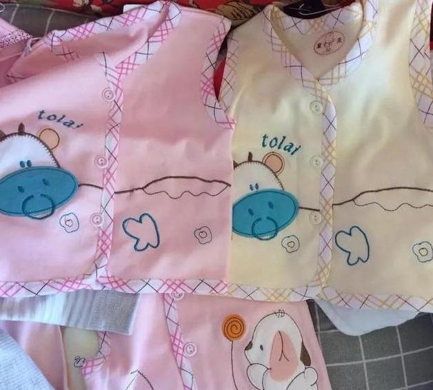 [超级宝妈]“孩子刚出生，婆婆竟然带来这些廉价衣服！”网友奉劝：知足吧
