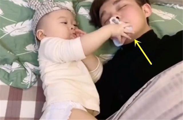 「你的育儿经」宝爸睡觉“呼噜震天”，宝宝给爸爸“上了一课”，网友：是亲生的