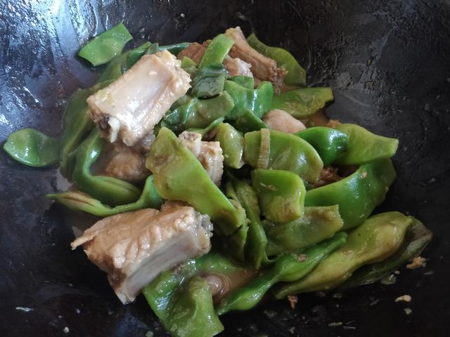 这东北菜没人不爱吃，排骨炖豆角，南方朋友认识这种豆角吗？