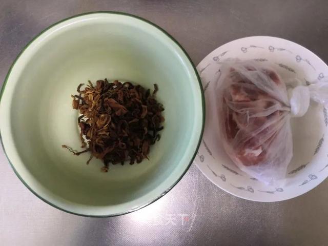 梅菜扣肉：肥而不腻，软糯醇香，配米饭再合适不过了