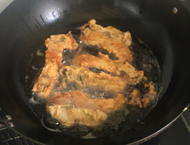 炸鱼时，有人蘸面粉有人裹蛋液？大厨：教你正确做法，鱼肉香酥脆