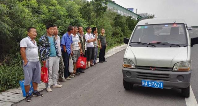 五菱宏光下高速被拦，看到车尾“两行字”，交警忍不住笑了