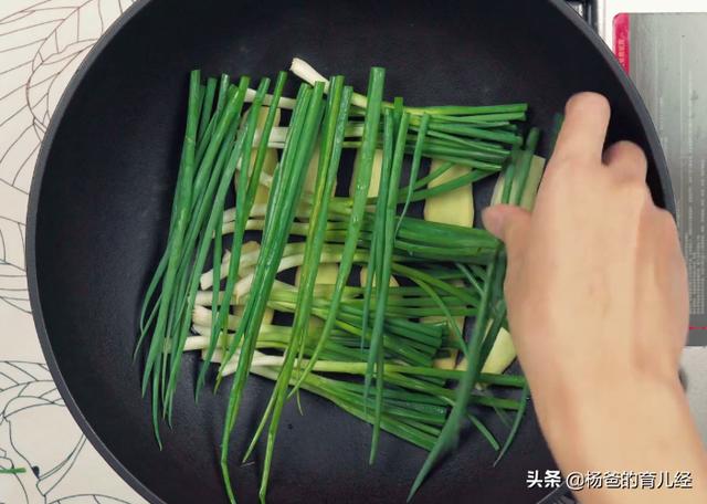 基围虾这样做太美味，简单一焖就能吃，营养又解馋，孩子特喜欢