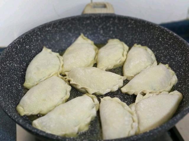 这样做的韭菜盒子，薄皮大馅，咬一口满嘴香，越吃越上瘾