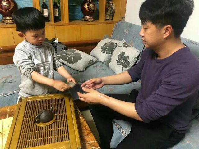 超级宝妈@亲手给父母泡茶、用五谷作画……“谷雨”节气将至，济南一幼儿园小萌娃学传统文化