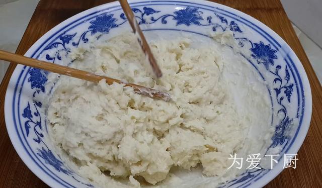 在家面粉别炸油条了，开水一烫，比蛋糕烧饼还香，真的非常美味