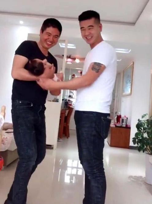 超级宝妈：山东“不老爷爷”走红，抱着孙子被误认是父子，颜值让网友很羡慕