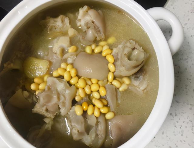 炖猪蹄，用1个窍门，时间能省一半，猪蹄软烂脱骨，满满胶原蛋白