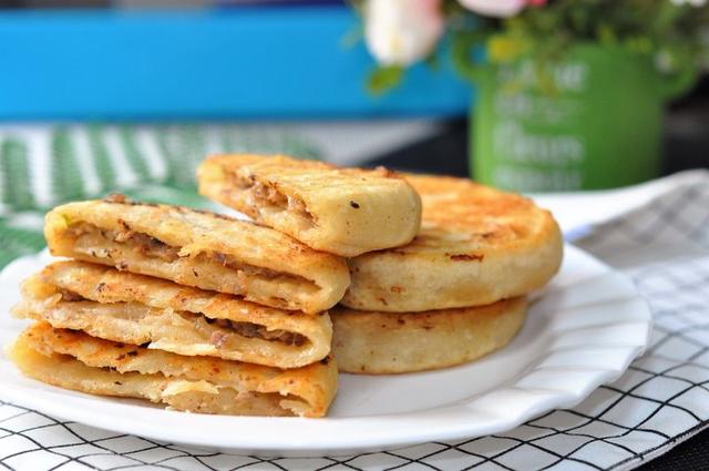 家庭版牛肉饼的做法，馅料这样做，咬一口汁多肉嫩，真过瘾